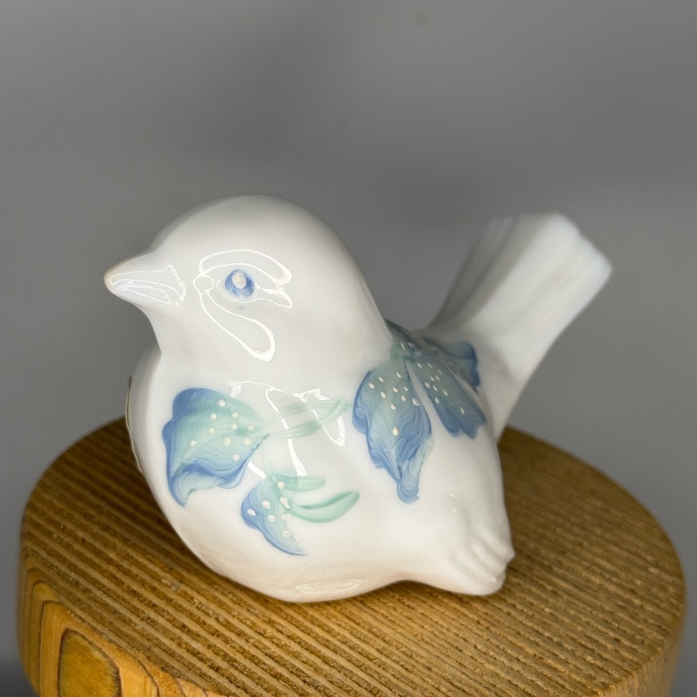 Vintage Fenton Milk Glass Bird